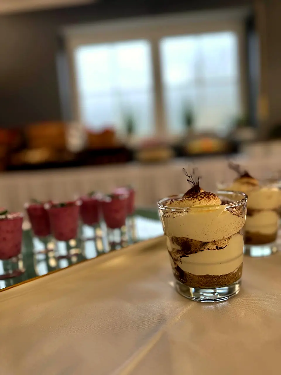 Tiramisu und Beerendesserts im Glas