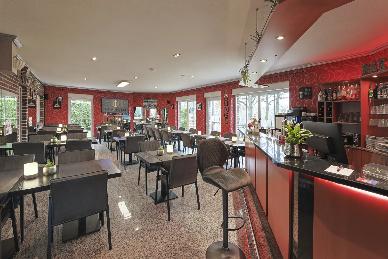 Gastraum des Duo Café mit Bar und gedeckten Tischen