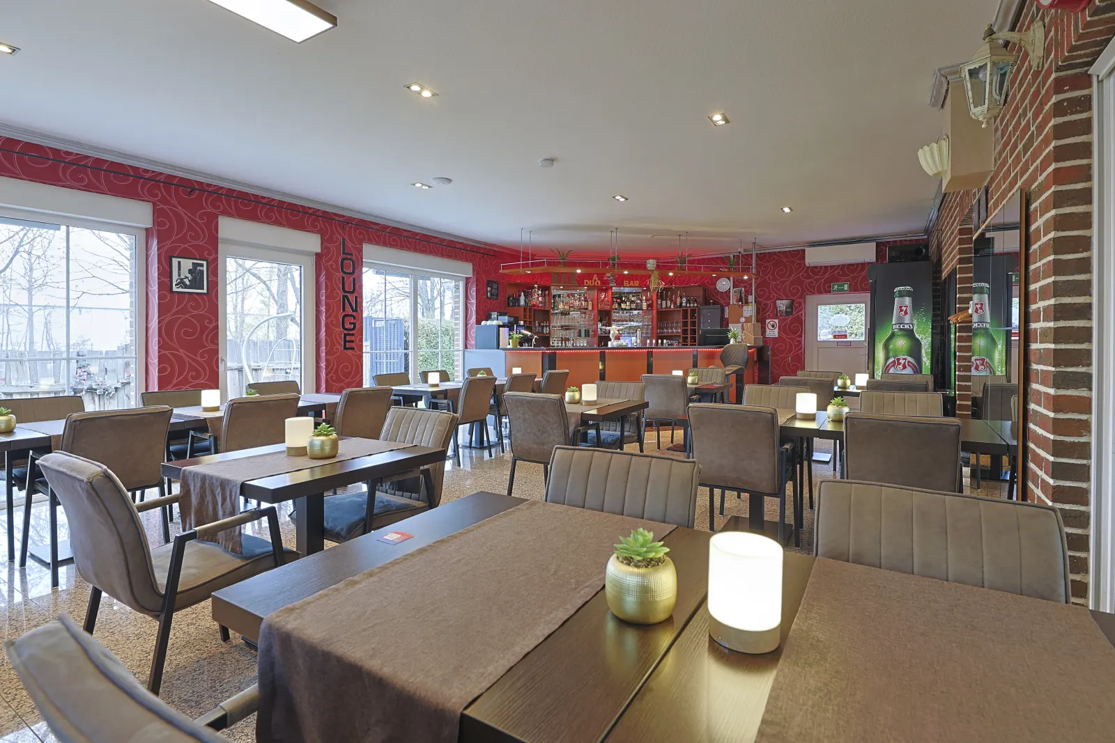 Lounge-Bereich des Duo Café mit großen Fenstern