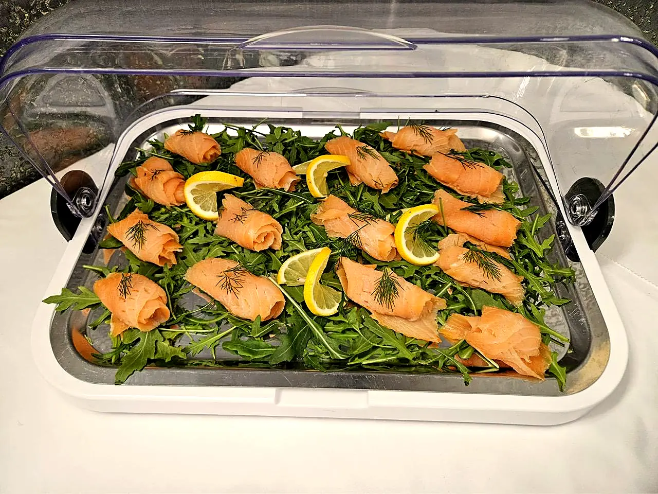 Lachsröllchen mit Dill und Zitrone auf Rucola