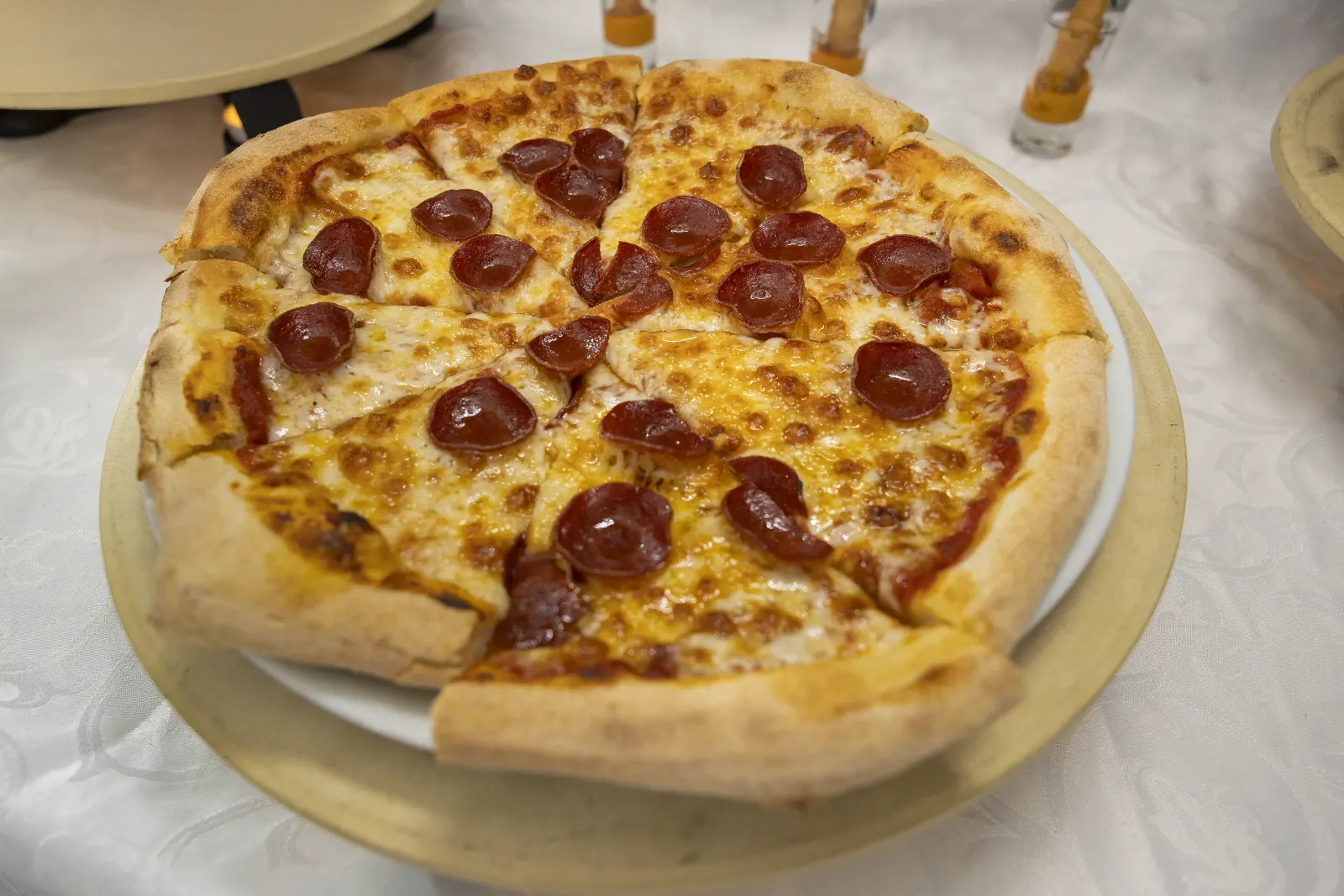 Frisch gebackene Pizza auf dem Buffet