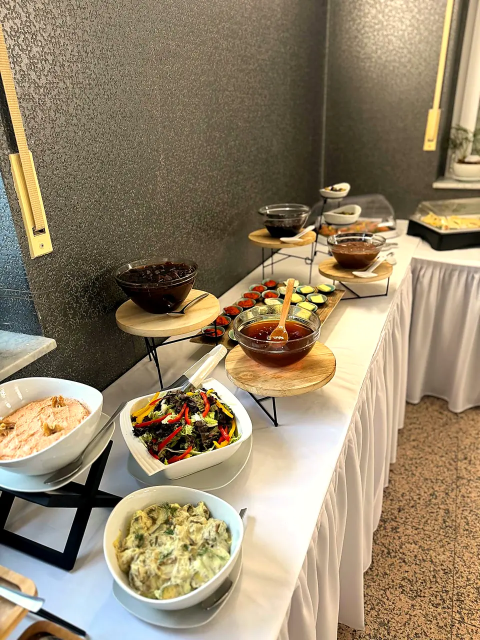 Buffet mit Salaten, Dips, Lachscreme und Antipasti